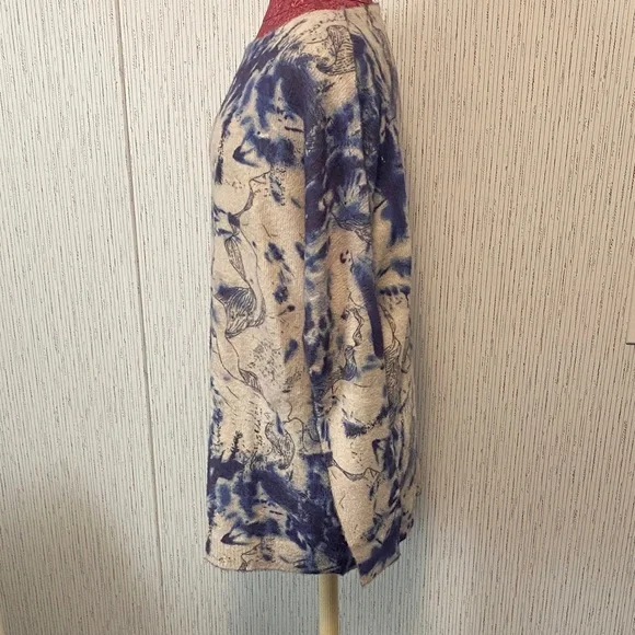 Amazon Abstract Blue and White Large Women's Crew Neck Sweater New - Picture 4 of 7